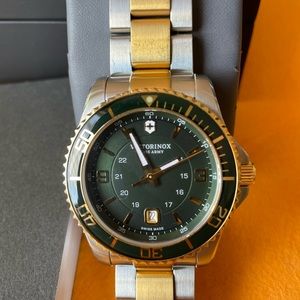 Victorinox Swiss Army Men’s Watch Mavericks 43mm Quartz Green Dial